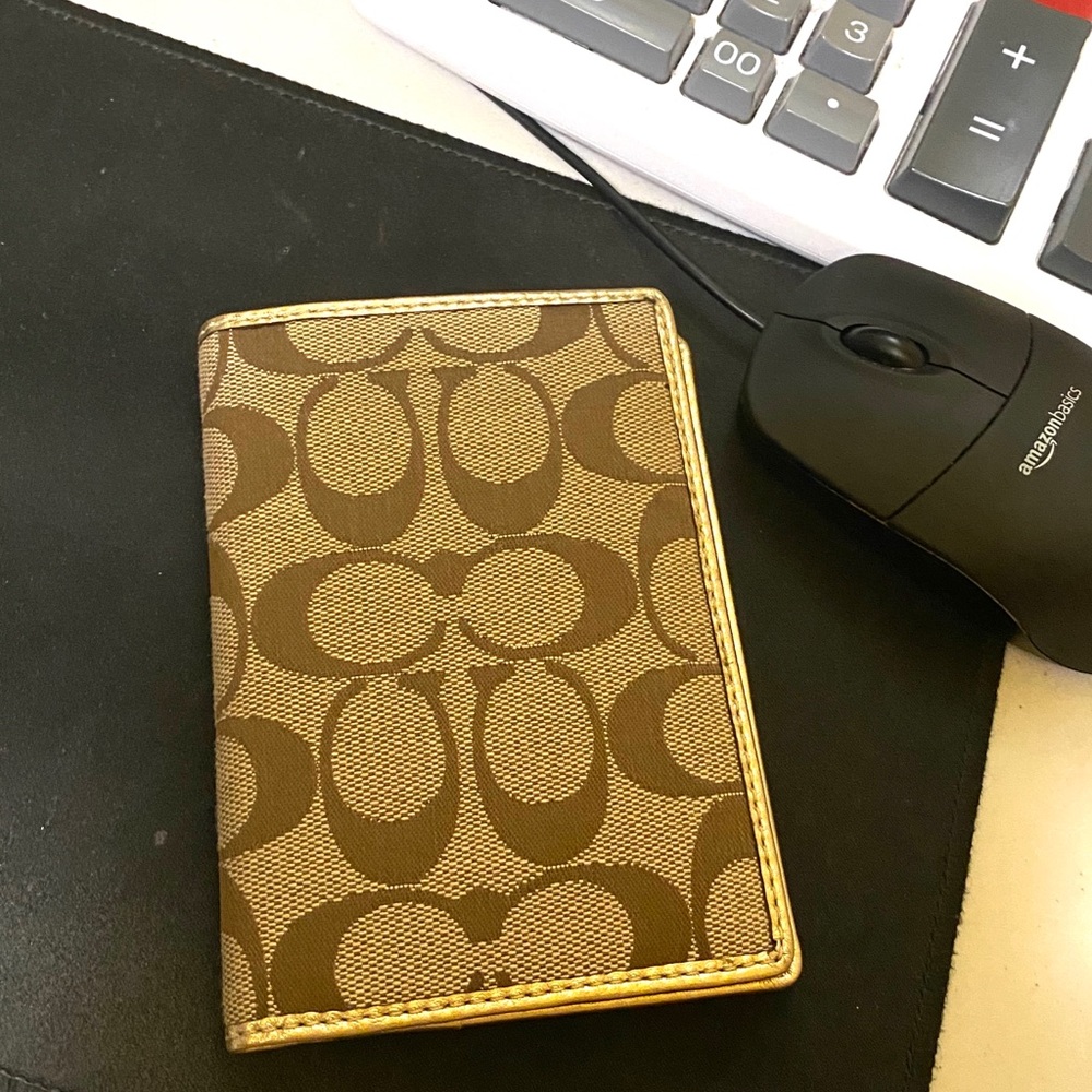 🌺COACH PASSPORT WALLET🌺